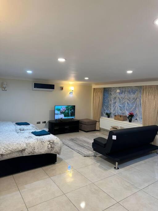 Studio Flat Gants Hill With Free Parking Redbridge Buitenkant foto
