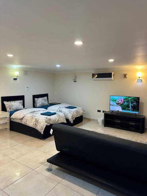 Studio Flat Gants Hill With Free Parking Redbridge Buitenkant foto